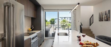 Refrigerador, microondas, horno, placa de cocina