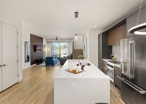 Fridge, microwave, oven, stovetop - Lafayette - 3 Units - Jacuzzi - Heart of Old Town (Scottsdale)