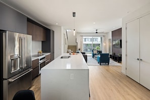 Refrigerador, microondas, horno, placa de cocina