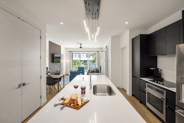 Réfrigérateur, micro-ondes, four, plaque de cuisson