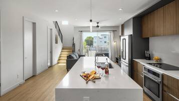 Refrigerador, microondas, horno y parrilla de estufa