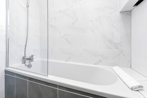Haartrockner, Handtücher, Seife, Shampoo