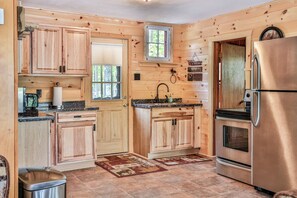 Private kitchen - Stepaway Vacation Rentals- Getaway Cabin (St. Germain)