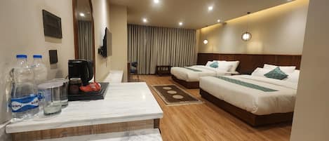 Family Room | Desk, soundproofing, free WiFi