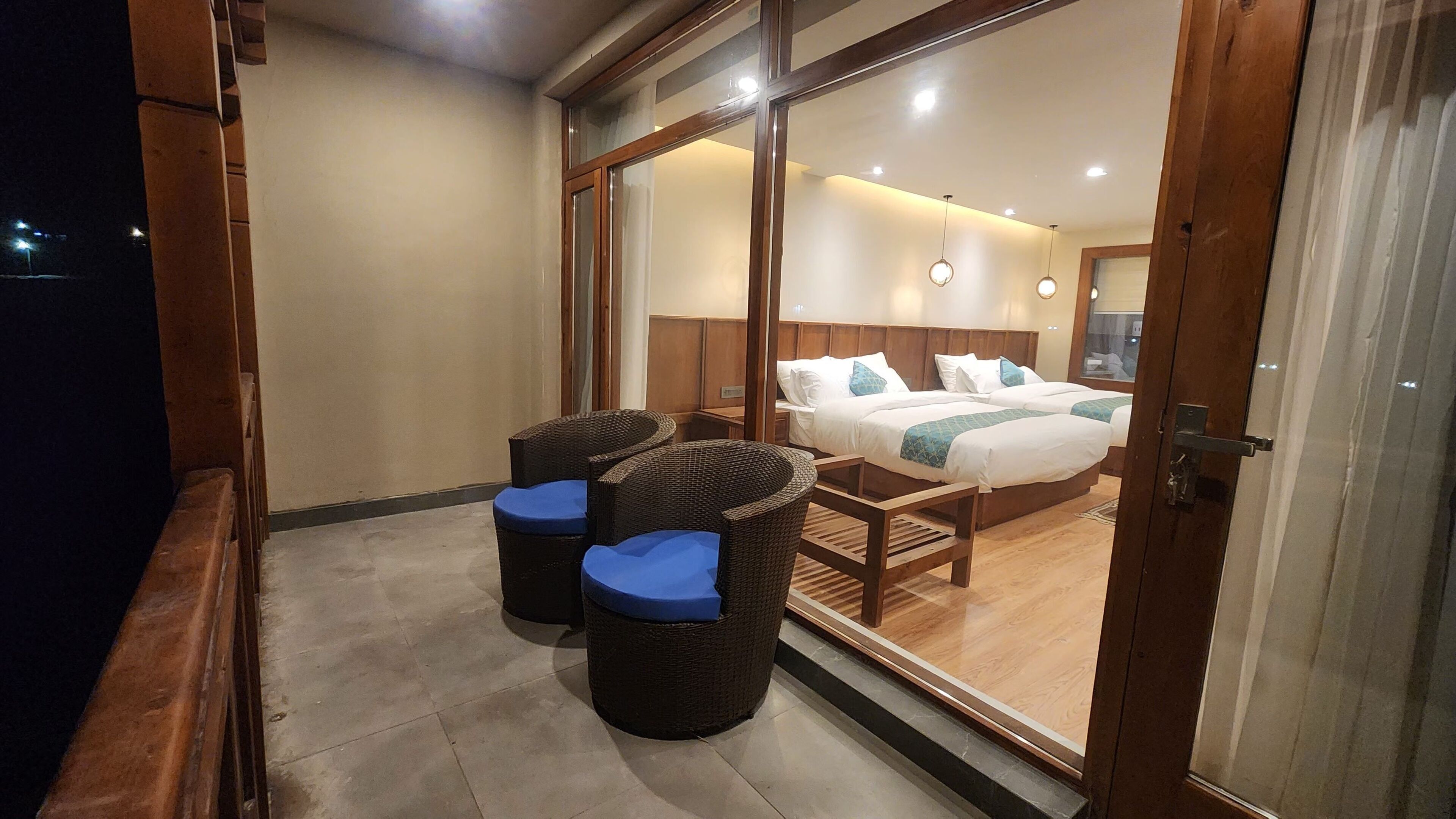 مكتب وتجهيزات عازلة للصوت وواي فاي مجانًا