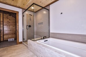 Shower, towels - Stepaway Vacation Rentals-Adlersee Lakehouse on lovely Eagle Lake (Eagle River)