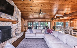 Smart TV, fireplace, DVD player, books - Stepaway Vacation Rentals-Adlersee Lakehouse on lovely Eagle Lake (Eagle River)