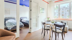 Căn hộ tiện nghi đơn giản, quang cảnh thành phố | 2 phòng ngủ, bàn, khu vực làm việc phù hợp cho laptop 