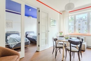 コンフォート アパートメント シティビュー | 2 室のベッドルーム、客室ごとに異なる装飾、客室ごとに異なるインテリア、デスク