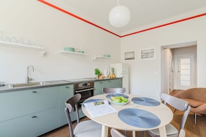 Comfort-huoneisto, kaupunkinäköala | Yksityinen keittiö | Täysikokoinen jääkaappi, uuni, liesi, astianpesukone