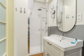 コンフォート アパートメント シティビュー | バスルーム | シャワー、ヘアドライヤー、タオル、石鹸