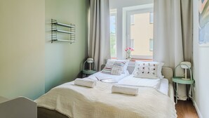 Căn hộ tiện nghi đơn giản, quang cảnh thành phố | 2 phòng ngủ, bàn, khu vực làm việc phù hợp cho laptop 