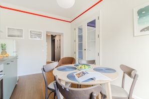 Comfort-huoneisto, kaupunkinäköala | Ruokailu omassa huoneessa