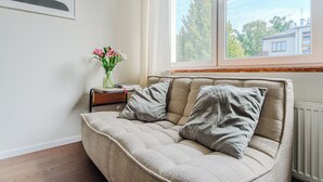 Căn hộ tiện nghi đơn giản, quang cảnh thành phố | 2 phòng ngủ, bàn, khu vực làm việc phù hợp cho laptop 