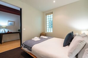 2 bedrooms, iron/ironing board, Internet, bed sheets - Fully Equipped 1BR Richmond-Mins from MCG! (Melbourne)