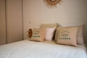 1 bedroom, iron/ironing board, bed sheets - Charming, bright, air-conditioned apartment in the center of Cassis  (Cassis)