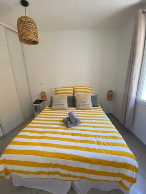 1 chambre, fer et planche à repasser, draps fournis