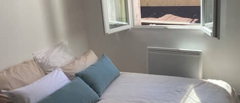 1 chambre, fer et planche à repasser, draps fournis