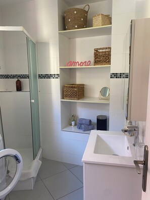 Een haardroger, handdoeken, zeep, toiletpapier