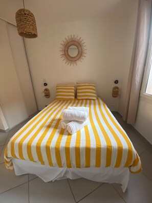 1 slaapkamer, een strijkplank/strijkijzer, beddengoed