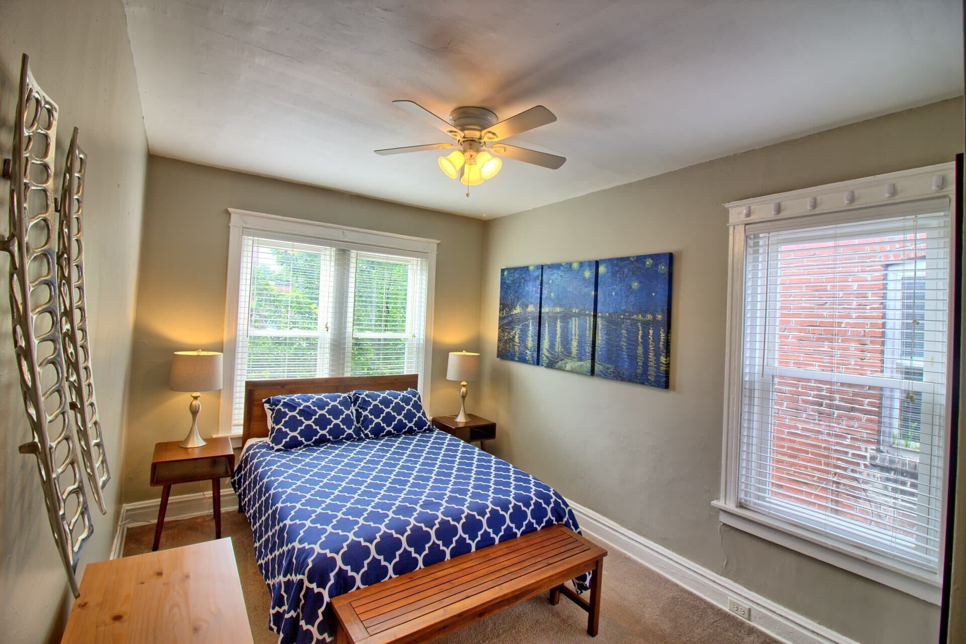 1 slaapkamer, een bureau, een strijkplank/strijkijzer, wifi