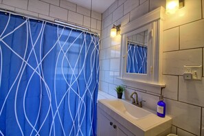 Shower, hair dryer, towels - Cafe Terrace at TG Park | Fenced Backyard+W/D (Saint Louis)
