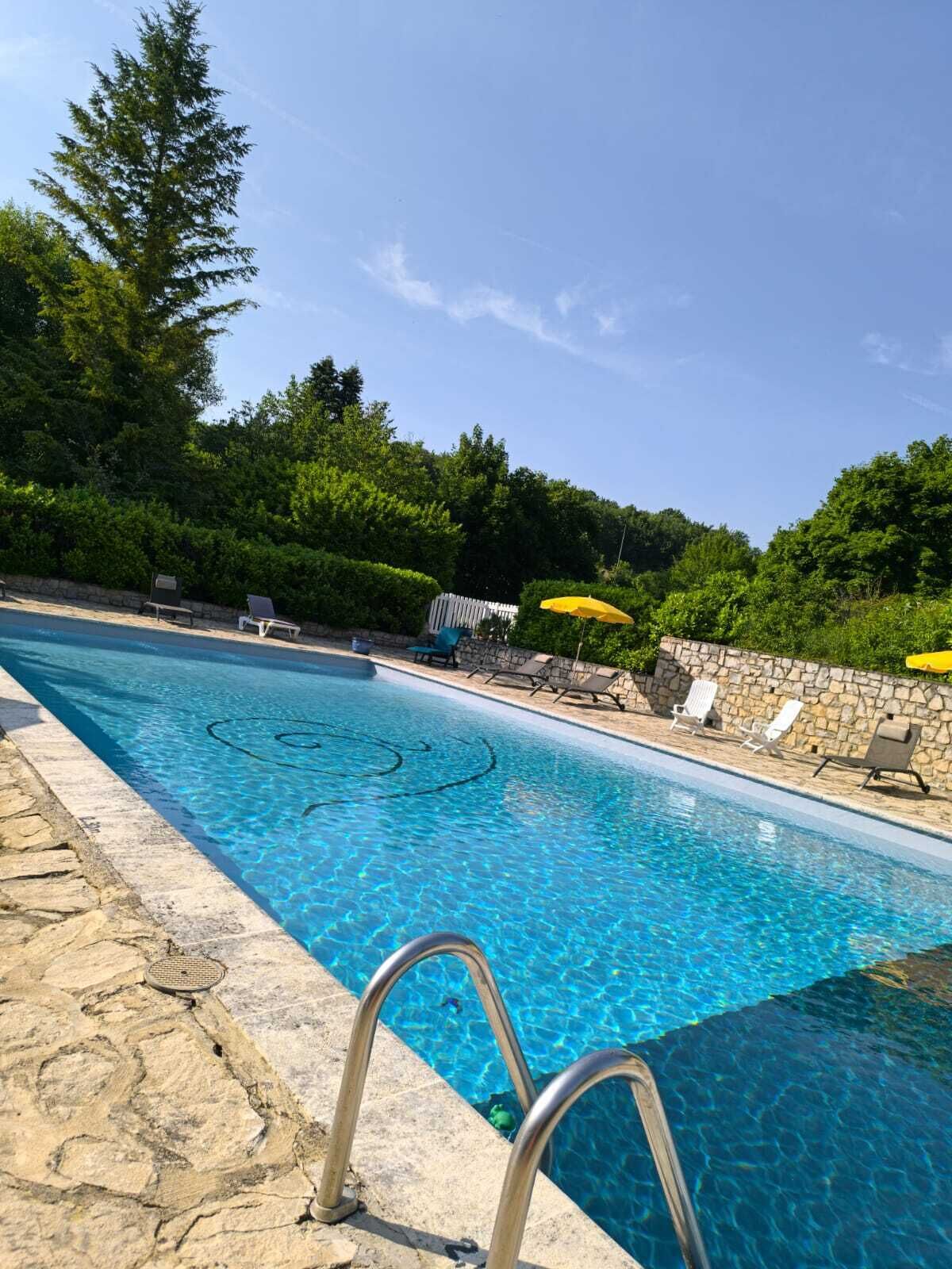 Kolam renang outdoor musiman