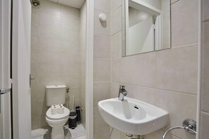 Ducha, secador de pelo, toallas