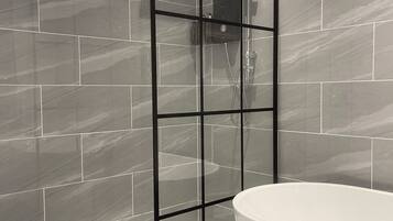 Handtücher, Seife, Shampoo, Toilettenpapier