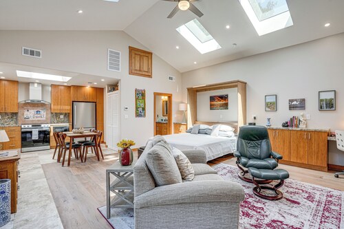 Alameda Studio w/ Patio: 3 Mi to Oakland Coliseum!