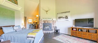 Dog-friendly Pagosa Springs Studio: Grill & Views!