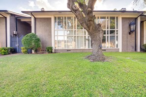Property grounds - Vibrant Dallas Condo w/ Patio & Community Pool! (Dallas)