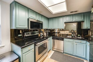 Mikrobølgeovn, ovn, kokeplater og oppvaskmaskin