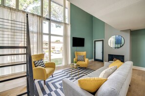 TV - Vibrant Dallas Condo w/ Patio & Community Pool! (Dallas)