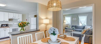 Wakefield Escape: Walk to Downtown & Near Beaches!
