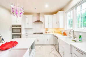 House (5 Bedrooms) | Interior