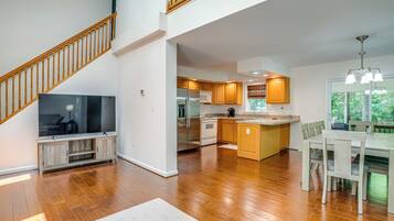 House (5 Bedrooms) | Interior