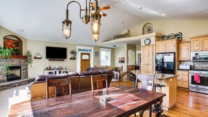 Interior - Rathdrum Home w/ Hot Tub: Steps to Beach Access! (Rathdrum)