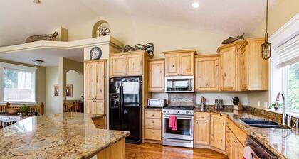 Rathdrum Home w/ Hot Tub: Steps to Beach Access!