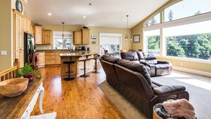 Interior - Rathdrum Home w/ Hot Tub: Steps to Beach Access! (Rathdrum)