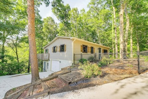Interior - Dandridge Home on Douglas Lake w/ Hot Tub & Dock! (Dandridge)
