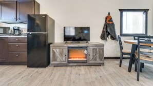 Una cocina moderna equipada con horno, microondas y cafetera.