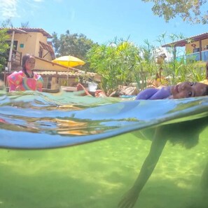 Piscina externa, guarda-sóis, espreguiçadeiras