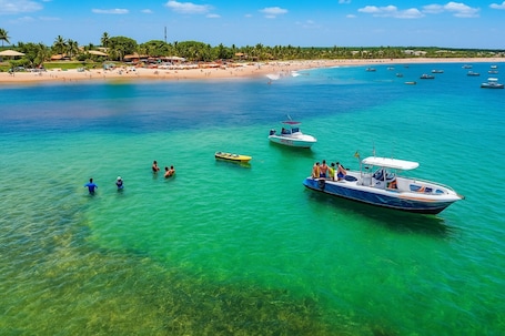 Una playa cerca, arena blanca, traslado desde/hacia la playa gratis