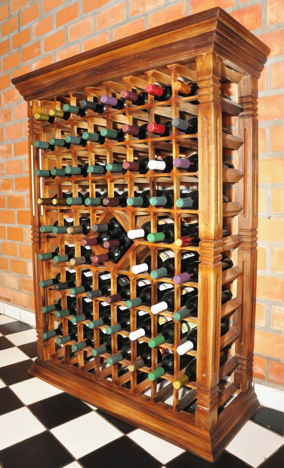 Un porte-bouteilles en bois, doté de plusieurs compartiments pour ranger les bouteilles de vin.