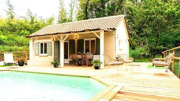 Een verwarmd zwembad