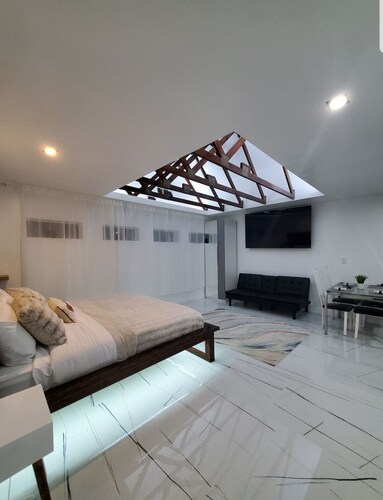 Hideaway Haven: Cozy studio with WiFi, AC in charming Largo