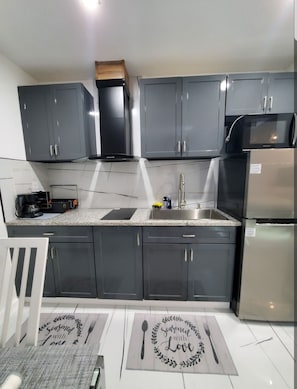 Fridge, microwave, stovetop, cookware/dishes/utensils - Hideaway Haven: Cozy studio with WiFi, AC in charming Largo (Largo)