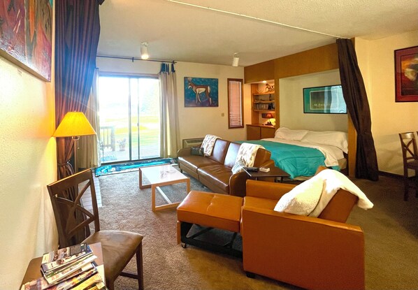 Skrivebord, strykejern/-brett, wi-fi (inkludert) og sengetøy