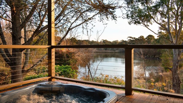 Outdoor spa tub - The Falls at Lake Werona (Werona)